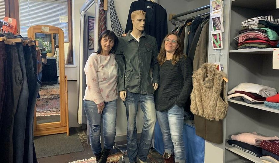 Birgit Pentrup (li.) und Elea Himmert vom Team „Formidabel“ freuen sich über Kleiderspenden.