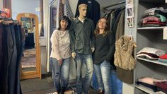 Birgit Pentrup (li.) und Elea Himmert vom Team „Formidabel“ freuen sich über Kleiderspenden.