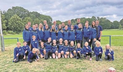 Oben: Faustball ist heute die aktivste Sparte im Verein. Unten: Ein Foto vom Damenturnen in Lübberstedt aus dem Jahr 1949.