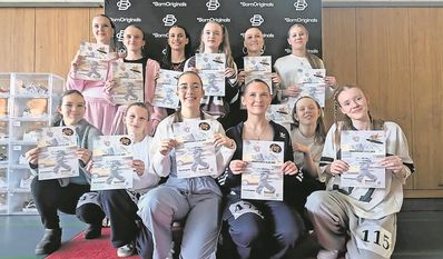 Stolz präsentieren die Tänzerinnen ihre Urkunden.