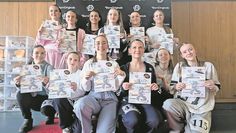 Stolz präsentieren die Tänzerinnen ihre Urkunden.