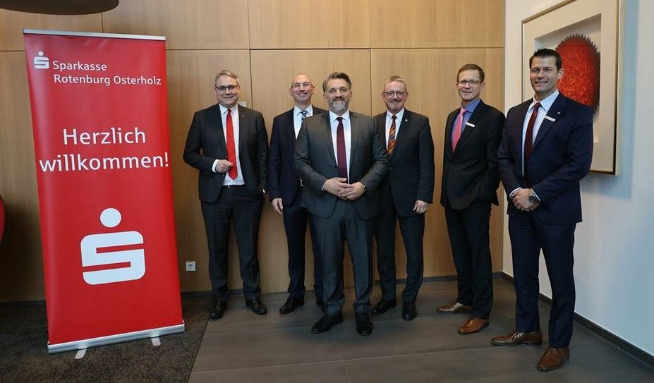 Beim Sparkassen-Termin (v. li.): Marco Prietz (Landrat Rotenburg), Prof. Dr. Tim Jesgarzewski (Vorsitzender des Verwaltungsrats), Marko Putaro, Bernd Lütjen (Landrat Osterholz), Stefan Kalt (Vorstandsvorsitzender) und Thorben Prenntzell (Stv. Vorstandsvorsitzender).