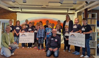 (v. l.) Jeweils 3.200 Euro wurden von den Kindern an das SOS-Kinderdorf und das Kinderhospiz Worpswede übergeben.