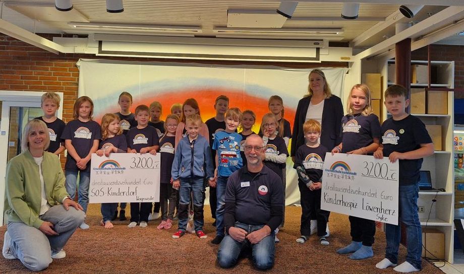 (v. l.) Jeweils 3.200 Euro wurden von den Kindern an das SOS-Kinderdorf und das Kinderhospiz Worpswede übergeben.