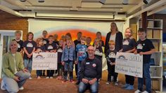 (v. l.) Jeweils 3.200 Euro wurden von den Kindern an das SOS-Kinderdorf und das Kinderhospiz Worpswede übergeben.