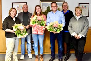 Mit viel Freude nahmen die Gewinner:innen ihre Preise entgegen. Bürgermeister Michael Hannebacher (2. v. l.), Objektleiterin Birgit Wrissenberg (rechts) und Anzeiger-Geschäftsführerin Anja Kalski (2. v. r.) gratulieren herzlich.