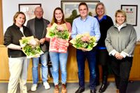 Mit viel Freude nahmen die Gewinner:innen ihre Preise entgegen. Bürgermeister Michael Hannebacher (2. v. l.), Objektleiterin Birgit Wrissenberg (rechts) und Anzeiger-Geschäftsführerin Anja Kalski (2. v. r.) gratulieren herzlich.