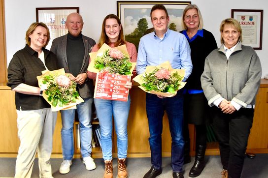 Mit viel Freude nahmen die Gewinner:innen ihre Preise entgegen. Bürgermeister Michael Hannebacher (2. v. l.), Objektleiterin Birgit Wrissenberg (rechts) und Anzeiger-Geschäftsführerin Anja Kalski (2. v. r.) gratulieren herzlich.