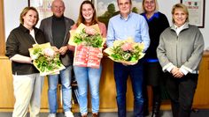 Mit viel Freude nahmen die Gewinner:innen ihre Preise entgegen. Bürgermeister Michael Hannebacher (2. v. l.), Objektleiterin Birgit Wrissenberg (rechts) und Anzeiger-Geschäftsführerin Anja Kalski (2. v. r.) gratulieren herzlich.