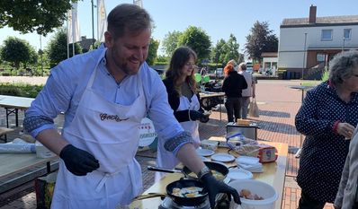 Marc Breitenfeld war nicht nur zum Schnacken da: Der Bürgermeister versorgte die Besucher des Wochenmarktes mit frisch gebratenen Spiegeleiern.