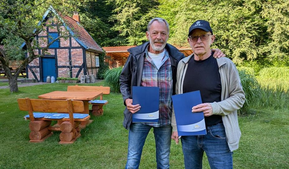 Für ihr jahrzehntelanges Engagement im Appelner Tennisverein wurden Hermann Wetjen und Herbert Junge geehrt.