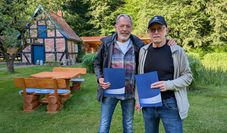 Für ihr jahrzehntelanges Engagement im Appelner Tennisverein wurden Hermann Wetjen und Herbert Junge geehrt.