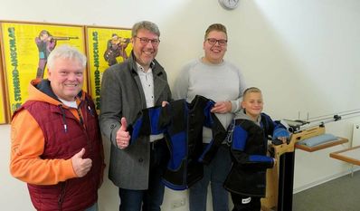 Vereinspräsident Bernd Schleßelmann (li.), Sportleiter Malte Schleßelmann (2.v.r.) und Sportschütze Hugo Koch freuen sich über die Unterstützung von Uwe Schradick von der Zevener Volksbank eG.