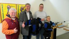 Vereinspräsident Bernd Schleßelmann (li.), Sportleiter Malte Schleßelmann (2.v.r.) und Sportschütze Hugo Koch freuen sich über die Unterstützung von Uwe Schradick von der Zevener Volksbank eG.