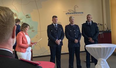 Bürgermeisterin Christina Jantz-Herrmann verlieh den Ortsfeuerwehren die „Hochwasser-Ehrennadel“.