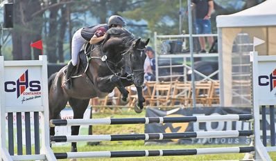 Körperspannung, Konzentration und auch ein wenig Mut gehören zum Springreiten dazu.