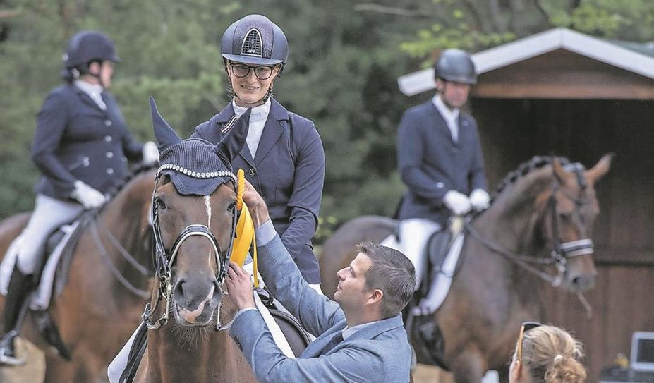 Körperspannung, Konzentration und auch ein wenig Mut gehören zum Springreiten dazu.