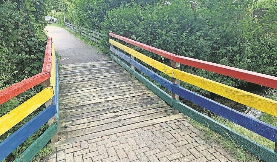 Die Fußgängerbrücke erstrahlt in neuem Glanz.