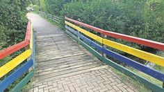 Die Fußgängerbrücke erstrahlt in neuem Glanz.