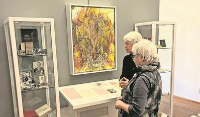 Kristina Lohse (hinten) und Berit Müller haben sich intensiv mit den Werken ihres Urgroßvaters Heinrich Vogeler beschäftigt.