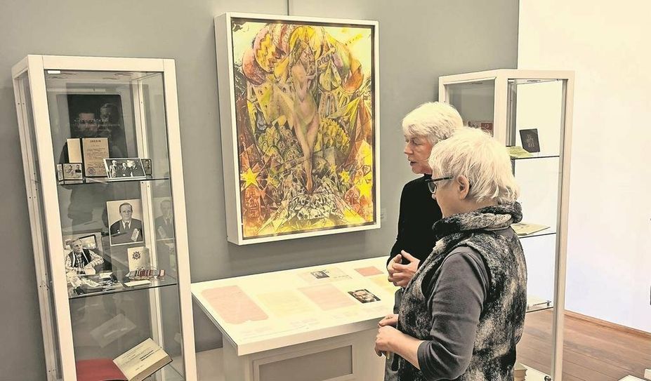 Kristina Lohse (hinten) und Berit Müller haben sich intensiv mit den Werken ihres Urgroßvaters Heinrich Vogeler beschäftigt.