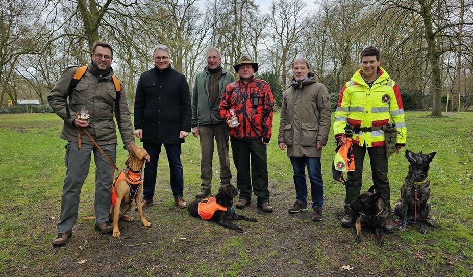 Sind für den Einsatz gewappnet: Die Teams von Gero Schieder mit Béla, Lars Schanowski mit Okia und Sabrina Menge mit Dug und Disney.