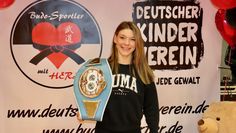 Strahlen um die Wette: Kampagnen-Botschafterin Nina Meinke und ihr Weltmeistergürtel.