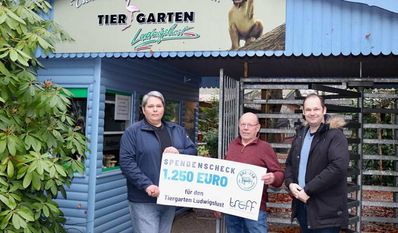 Sven Plate, Diedrich Seedorf und Stefan Molkentin bei der Scheckübergabe. Foto: akl