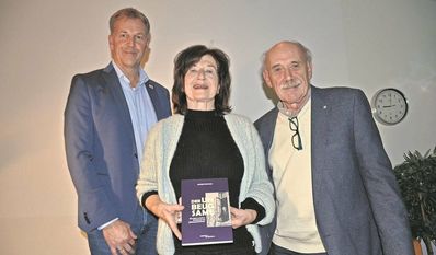 Beverstedts Bürgermeister Guido Dieckmann (li.) freute sich über den Besuch von Elfriede und Hans-Jürgen Brumsack, die das Buch „Der Unbeugsame“ vorstellten.