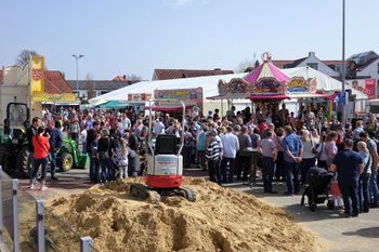Mehr als 20 Ausstellende aus der Region präsentieren sich bei der Gewerbeschau im großen Zelt.