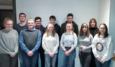 Von links: Janne Tietjen, Philip Beckmann, Kjell Nestler, Nikolai Krusch, Mia Kück, Hanno Beckmann, Jorina Köhler, Johannes Knape, Sophie Jordan, Ortsvorsteherin Marie Jordan und Tyra Stechel.