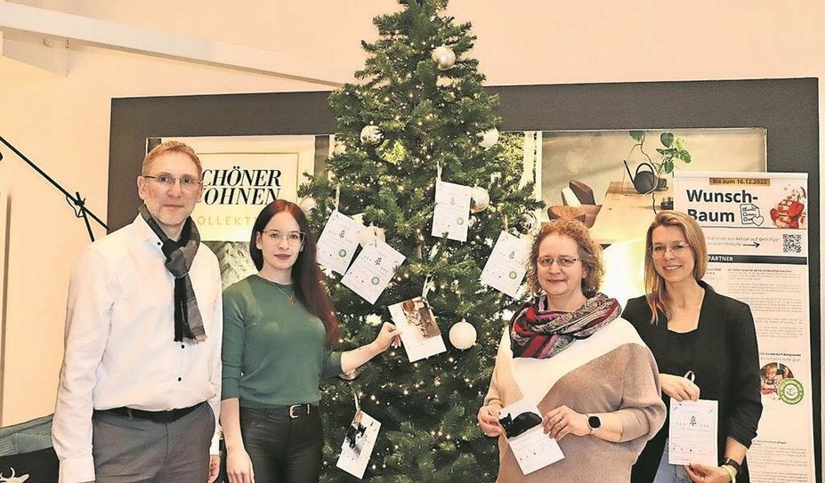 Von links: tStefan Fromme, Mara Banzhaf-Wolfbeisz, Jana Techentin-Franck und Sonja Oelfke sind bereits in weihnachtlicher Vorfreude.