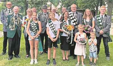 Die amtierende Königsfamilie freut sich auf ihr Schützenfest.