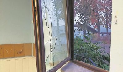 Das Fenster der Kindertagesstätte wurde bei dem Einbruch in Mitleidenschaft gezogen.