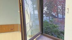 Das Fenster der Kindertagesstätte wurde bei dem Einbruch in Mitleidenschaft gezogen.