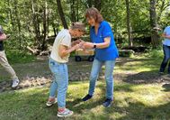 Mit viel Spaß geht es an die Forscherfrage: Wir viele Beine hat eine Kellerassel?