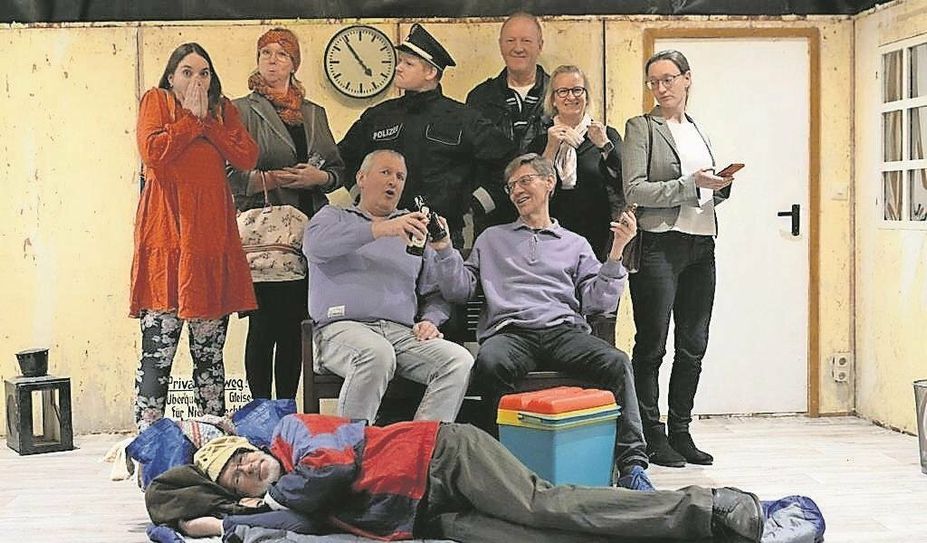 Die Zugreisenden könnten unterschiedlicher nicht sein und das stellt sie auf eine harte Nervenprobe.