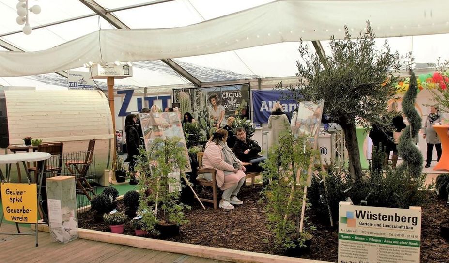 Mehr als 20 Aussteller präsentieren sich bei der Gewerbeschau in der Feldhofhalle.