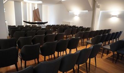 Eine geräumige Trauerhalle für bis zu 130 Gäste.
