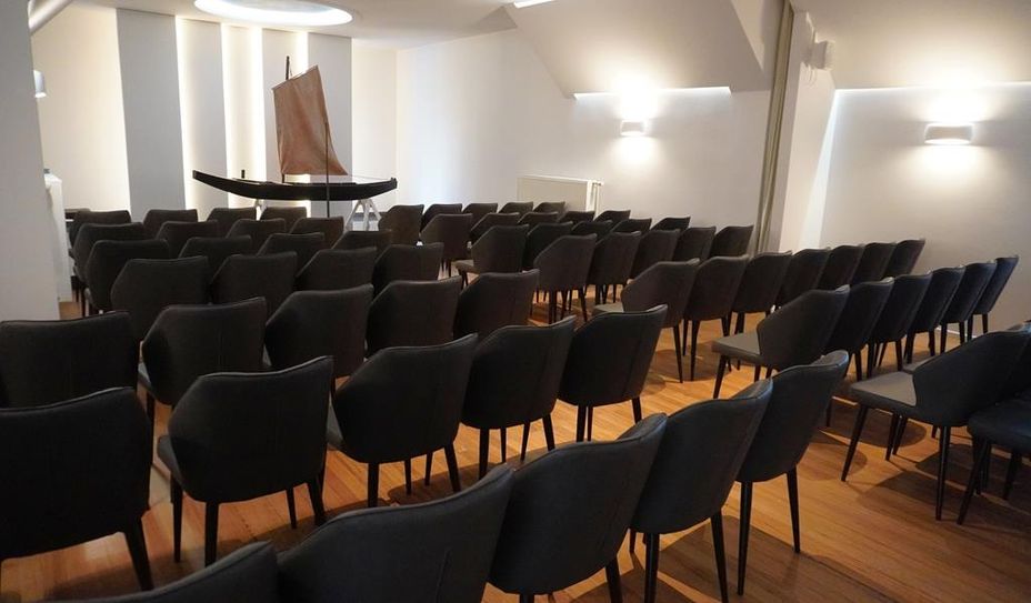 Eine geräumige Trauerhalle für bis zu 130 Gäste.
