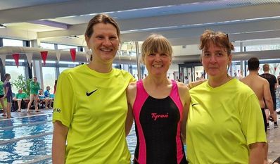 Kirsten Böschen (Mitte) freut sich über das gelungene Schwimmrennen.
