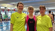 Kirsten Böschen (Mitte) freut sich über das gelungene Schwimmrennen.