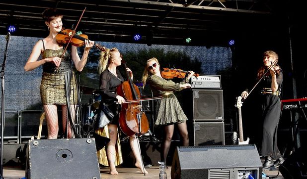 Die Band Eklipse, hier bei einem Konzert in Bremervörde zu sehen.