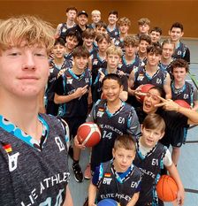 Basketball-Camp mit der Organisatorin Karina Zavala.