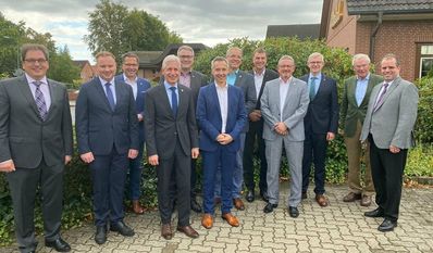 Die Landräte aus der Region bei der Gründung der Innovationsagentur in Celle. Dort stellte sich der zukünftige Geschäftsführer Thomas Knaack (zweiter von links) vor. Foto: eb