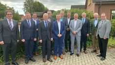 Die Landräte aus der Region bei der Gründung der Innovationsagentur in Celle. Dort stellte sich der zukünftige Geschäftsführer Thomas Knaack (zweiter von links) vor. Foto: eb
