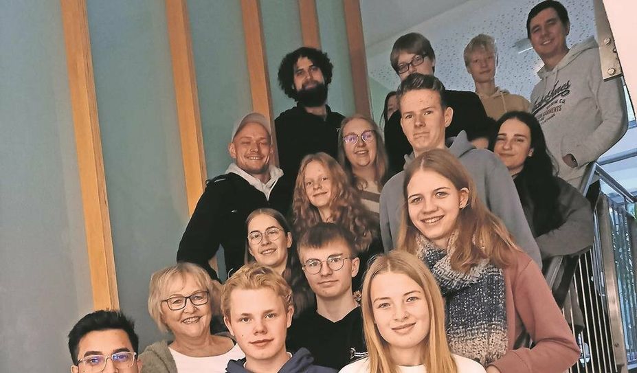 Die Teilnehmer:innen zusammen mit den Referentinnen Birgit Martens (vorn) und Alice Hohmann (vorletzte Reihe, zweite von links).