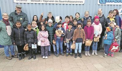 Auf dem Milchhof lernten die Kinder, wie man Butter herstellt, die dann für Waffeln verwendet wurde.
