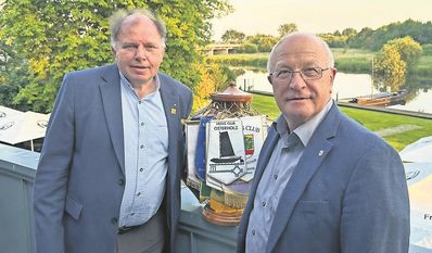 Andreas Printz (links) überreicht das Amt des Präsidenten an Tönjes Itgen.