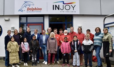 Die Tatkraft-Sprecher Michael Schröder und Marco Tulodetzki mit Vertretenden vom Bündnis für starke Kinder, Schwimmlehrer:innen, Eltern und Kindern.